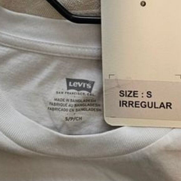 !!!NWT!!! Men’s 100% Cotton White Levi T-Shirt Irregular, Small - Picture 2 of 7